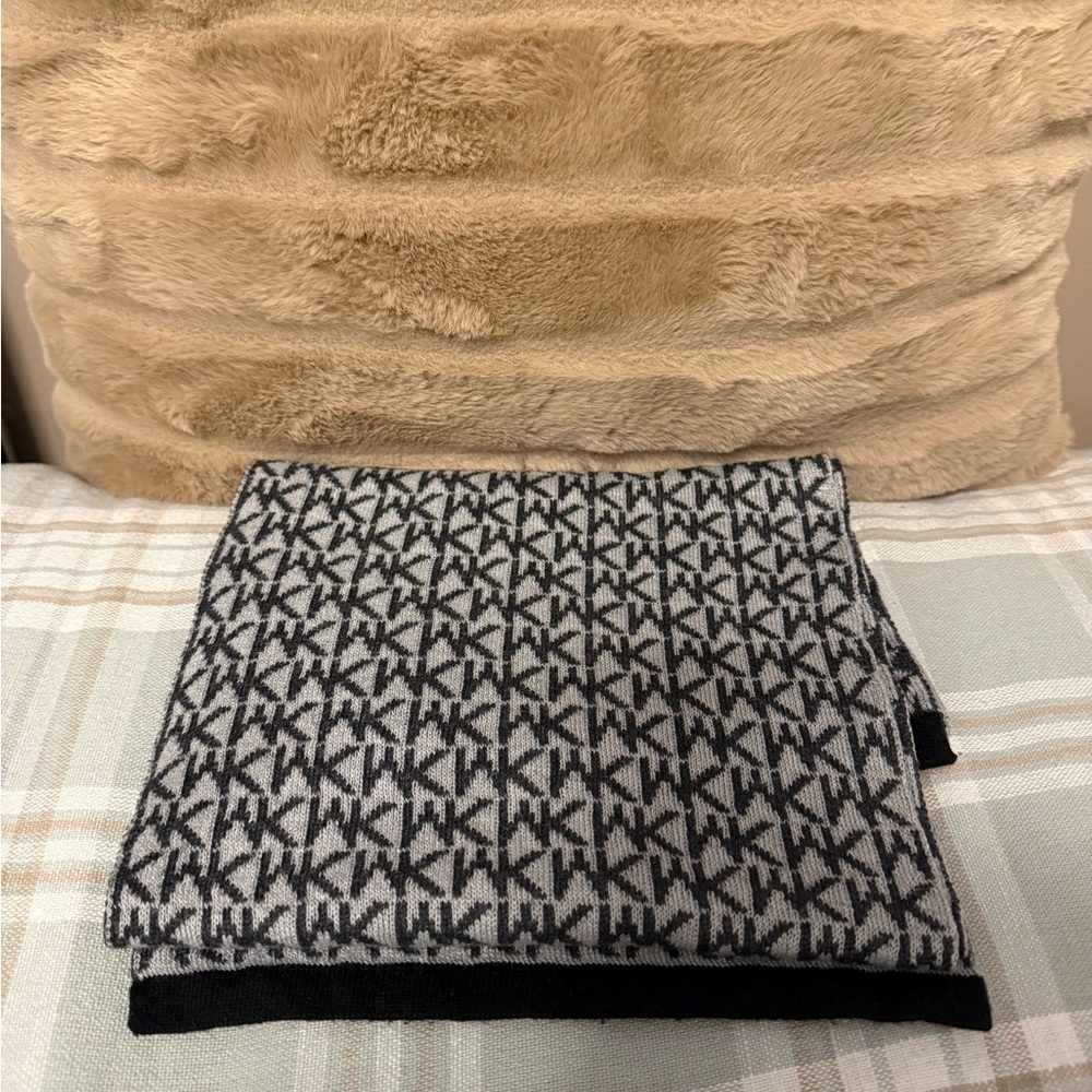 🔥 Michael Kors Signature MK Monogram Knit Scarf - Black/Grey 🔥 - Picture 2 of 2